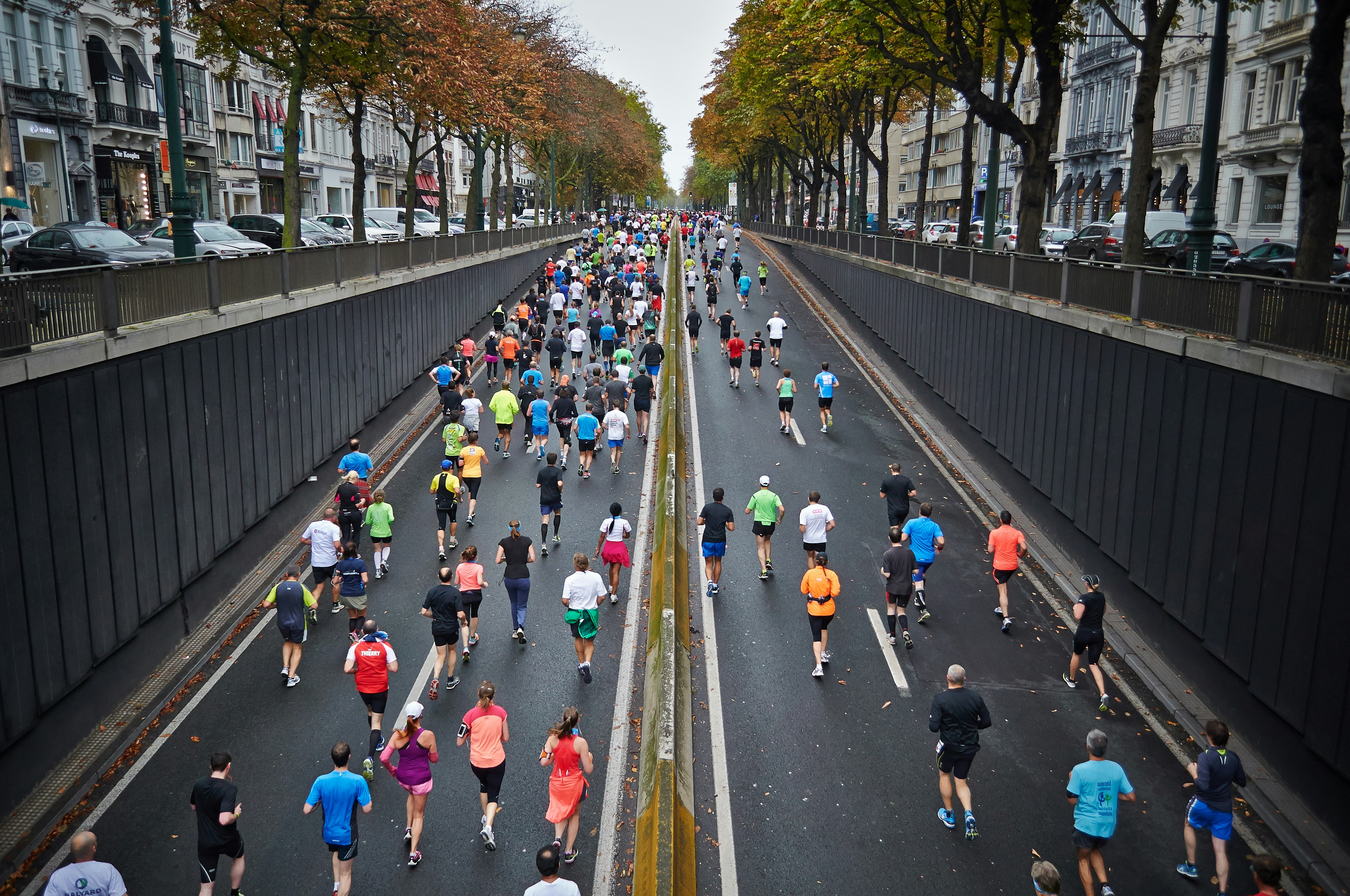 Grote groep lopers bij de start van de Rotterdam Marathon